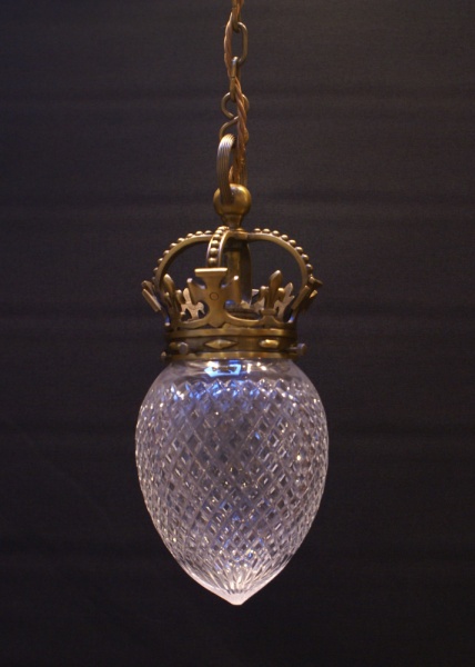 Hand cut crystal pendant with crown 